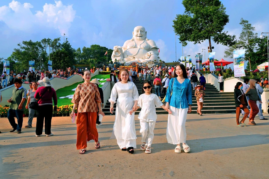 Lý do “Đà Lạt miền Tây” thu hút 25.000 khách du lịch tham gia lễ hội hoa đăng Lý do “Đà Lạt miền Tây” thu hút 25.000 khách du lịch tham gia lễ hội hoa đăng