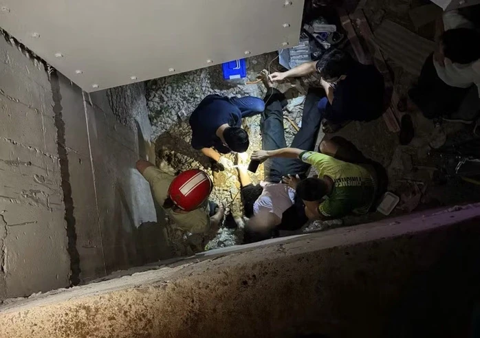 Mải mê livestream, một phụ nữ ngã xuống chân cầu Biển Hồ Mải mê livestream, một phụ nữ ngã xuống chân cầu Biển Hồ