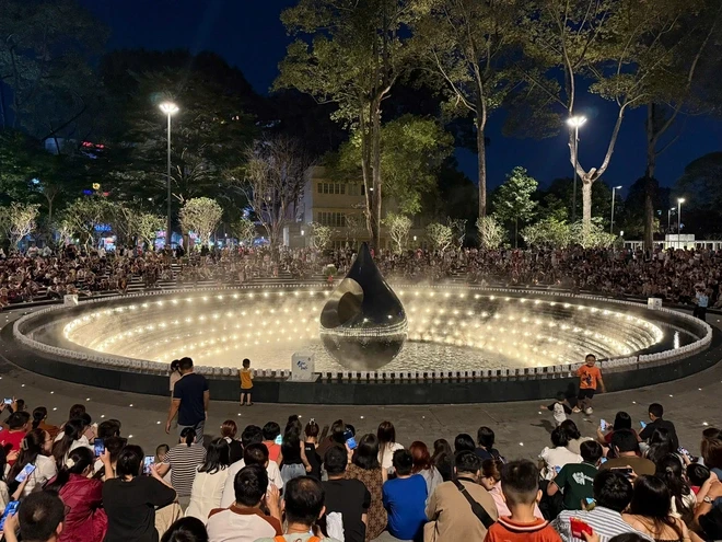 Mãn nhãn với màn trình diễn nhạc nước tại công viên số 1 Lý Thái Tổ Mãn nhãn với màn trình diễn nhạc nước tại công viên số 1 Lý Thái Tổ