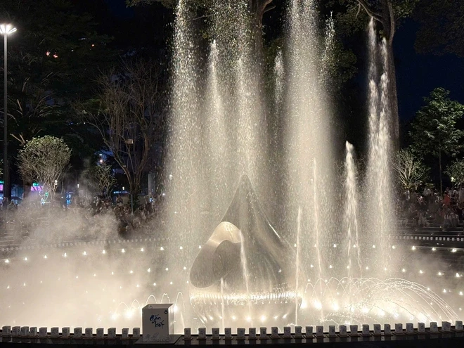 Mãn nhãn với màn trình diễn nhạc nước tại công viên số 1 Lý Thái Tổ Mãn nhãn với màn trình diễn nhạc nước tại công viên số 1 Lý Thái Tổ