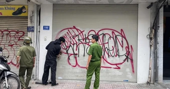 Mang 8 bình sơn đi... vẽ bậy