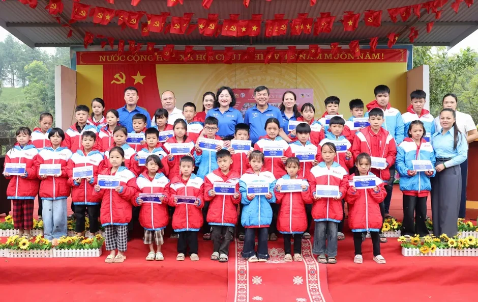 Mang hơi ấm đến với học sinh xứ Lạng Mang hơi ấm đến với học sinh xứ Lạng