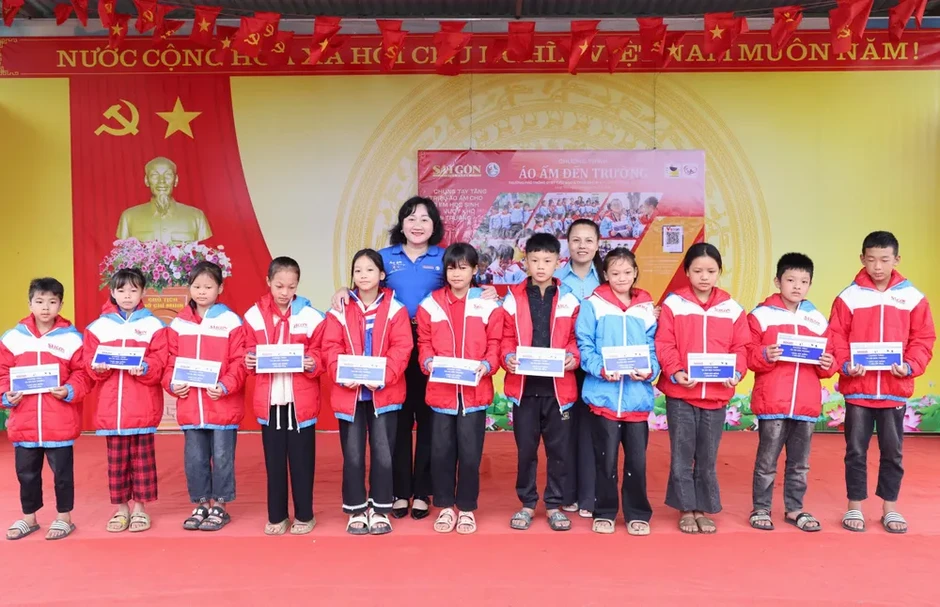 Mang hơi ấm đến với học sinh xứ Lạng Mang hơi ấm đến với học sinh xứ Lạng