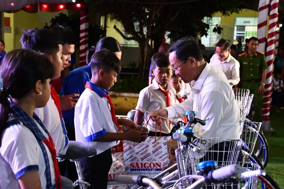 Mang mùa trăng ấm áp đến với học sinh khó khăn ở Cần Thơ Mang mùa trăng ấm áp đến với học sinh khó khăn ở Cần Thơ