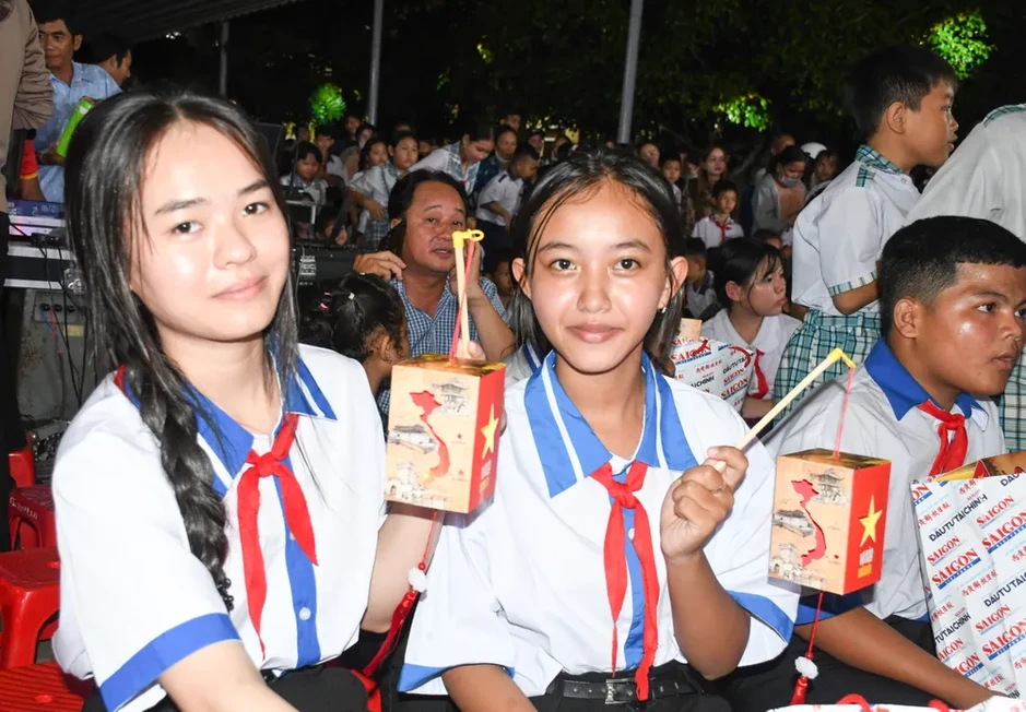 Mang mùa trăng ấm áp đến với học sinh khó khăn ở Cần Thơ Mang mùa trăng ấm áp đến với học sinh khó khăn ở Cần Thơ