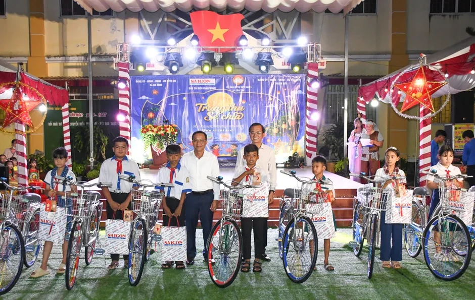 Mang mùa trăng ấm áp đến với học sinh khó khăn ở Cần Thơ Mang mùa trăng ấm áp đến với học sinh khó khăn ở Cần Thơ