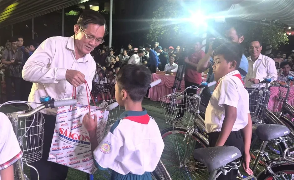 Mang mùa trăng ấm áp đến với học sinh khó khăn ở Cần Thơ Mang mùa trăng ấm áp đến với học sinh khó khăn ở Cần Thơ