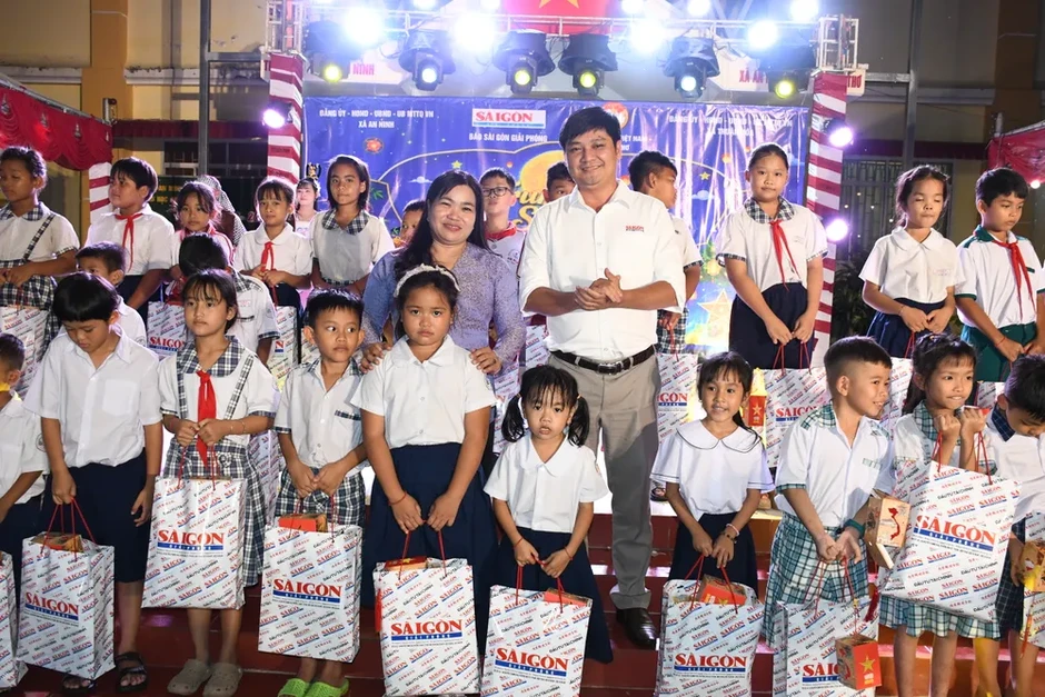 Mang mùa trăng ấm áp đến với học sinh khó khăn ở Cần Thơ Mang mùa trăng ấm áp đến với học sinh khó khăn ở Cần Thơ