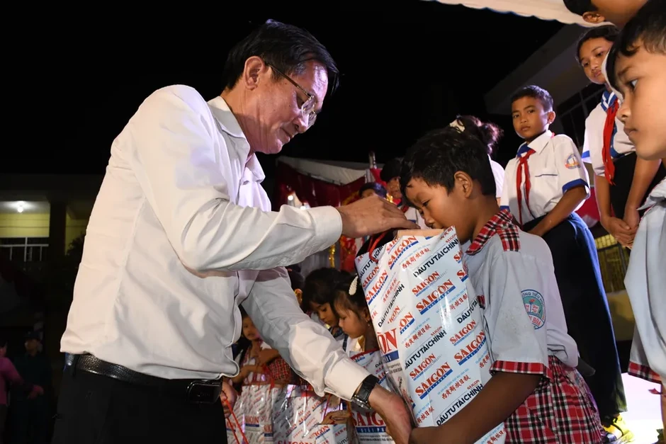 Mang mùa trăng ấm áp đến với học sinh khó khăn ở Cần Thơ Mang mùa trăng ấm áp đến với học sinh khó khăn ở Cần Thơ