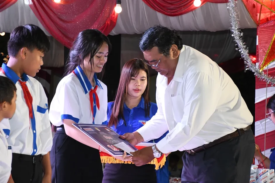 Mang mùa trăng ấm áp đến với học sinh khó khăn ở Cần Thơ Mang mùa trăng ấm áp đến với học sinh khó khăn ở Cần Thơ