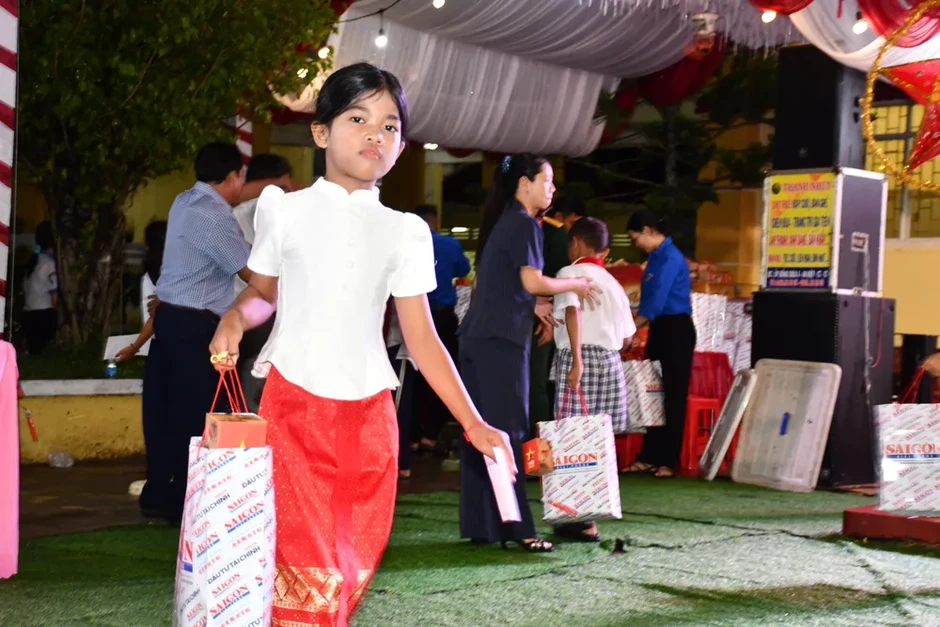 Mang mùa trăng ấm áp đến với học sinh khó khăn ở Cần Thơ Mang mùa trăng ấm áp đến với học sinh khó khăn ở Cần Thơ