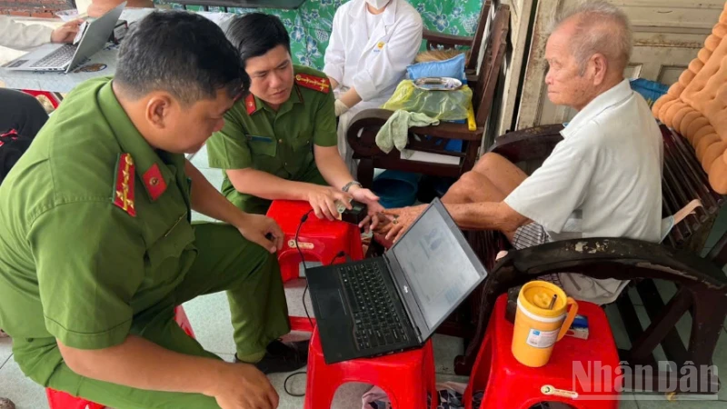 Mang nghĩa tình đến từng gia đình thân nhân liệt sĩ Mang nghĩa tình đến từng gia đình thân nhân liệt sĩ