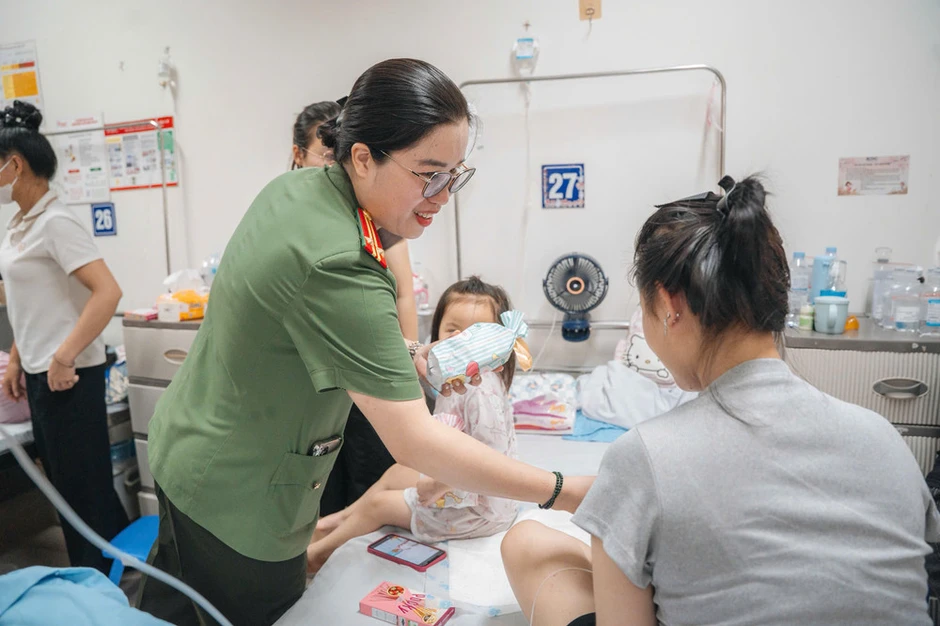 Mang niềm vui Tết thiếu nhi 1/6 đến với bệnh nhi khó khăn Mang niềm vui Tết thiếu nhi 1/6 đến với bệnh nhi khó khăn