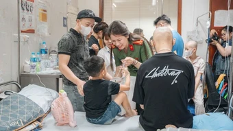 Mang niềm vui Tết thiếu nhi 1/6 đến với bệnh nhi khó khăn