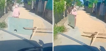 Mang tôn, thanh gỗ chắn đường phơi lúa, đe dọa tài xế ô tô