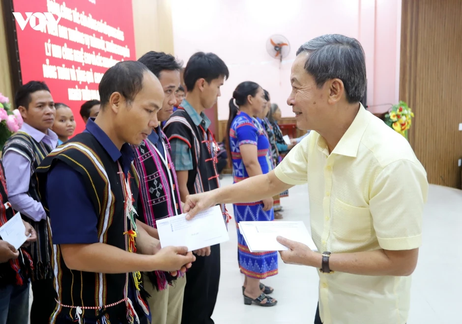 Mang yêu thương đến vùng cao Hùng Sơn