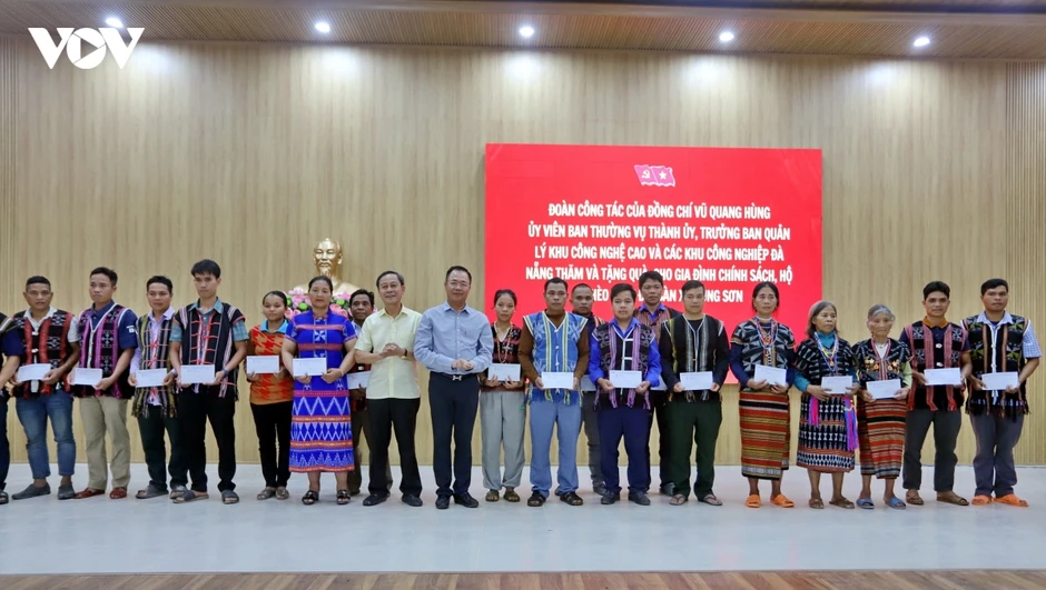 Mang yêu thương đến vùng cao Hùng Sơn