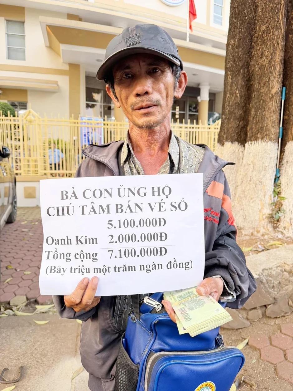 Mất 6 triệu đồng, người đàn ông bán vé số nhận lại món quà bất ngờ Mất 6 triệu đồng, người đàn ông bán vé số nhận lại món quà bất ngờ