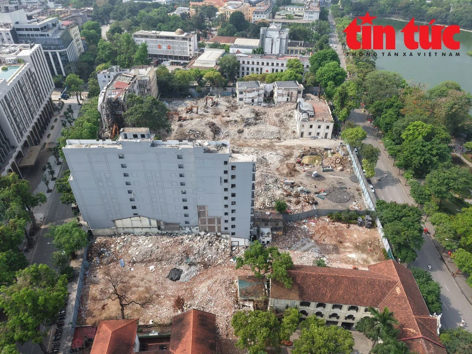Mặt bằng công viên 2,4 ha ven hồ Hoàn Kiếm dần lộ diện sau 5 tháng giải phóng mặt bằng Mặt bằng công viên 2,4 ha ven hồ Hoàn Kiếm dần lộ diện sau 5 tháng giải phóng mặt bằng