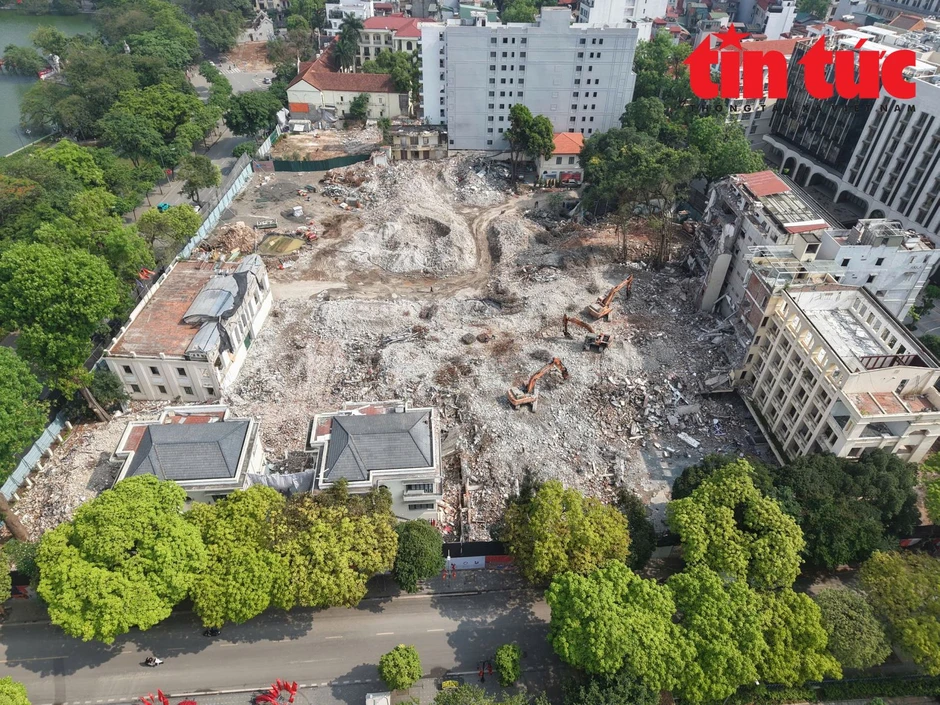 Mặt bằng công viên 2,4 ha ven hồ Hoàn Kiếm dần lộ diện sau 5 tháng giải phóng mặt bằng Mặt bằng công viên 2,4 ha ven hồ Hoàn Kiếm dần lộ diện sau 5 tháng giải phóng mặt bằng