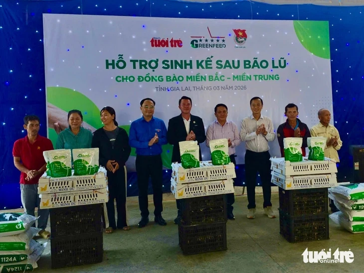 Mất đàn gà sau lũ, người dân Bình Định vui mừng nhận gà giống để tái đàn