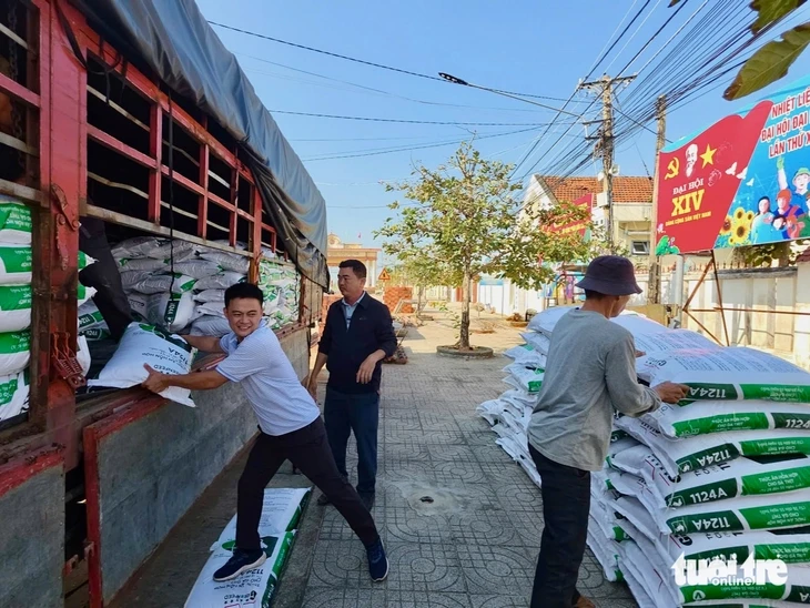 Mất đàn gà sau lũ, người dân Bình Định vui mừng nhận gà giống để tái đàn