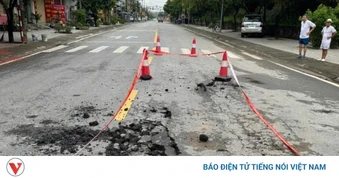 Mặt đường bất ngờ hư hỏng nặng sau tiếng nổ lớn