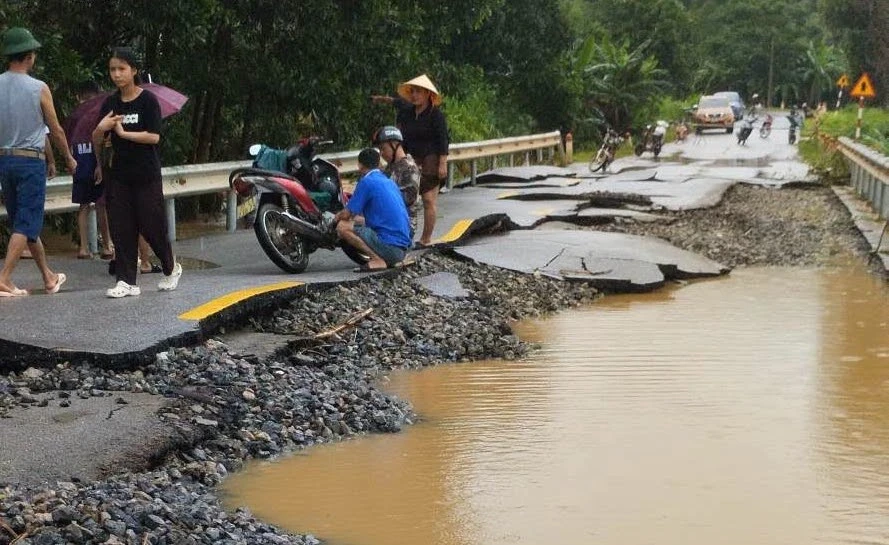 Mặt đường quốc lộ vỡ nát như bánh đa sau lũ Mặt đường quốc lộ vỡ nát như bánh đa sau lũ