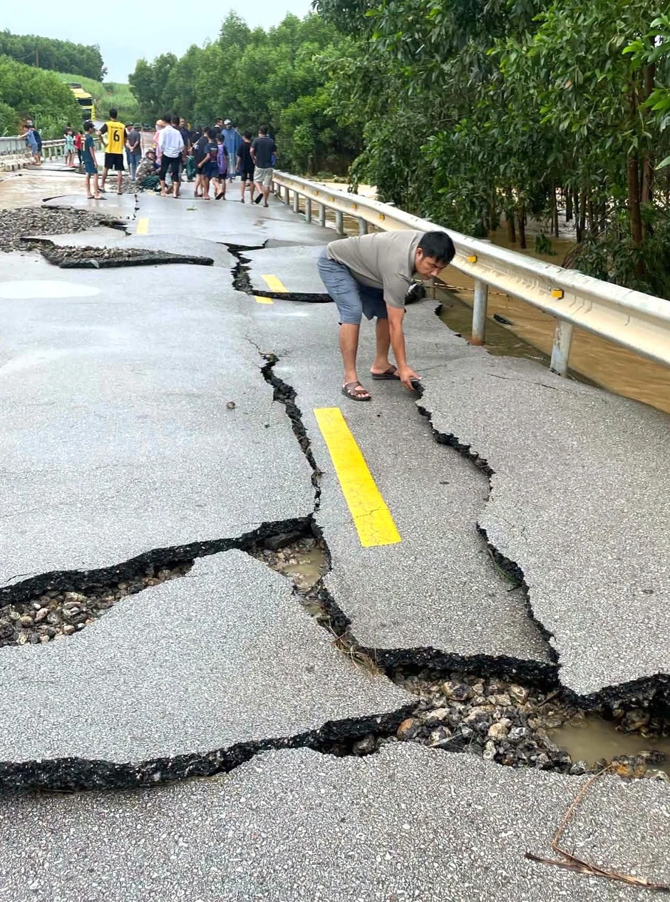 Mặt đường quốc lộ vỡ nát như bánh đa sau lũ Mặt đường quốc lộ vỡ nát như bánh đa sau lũ