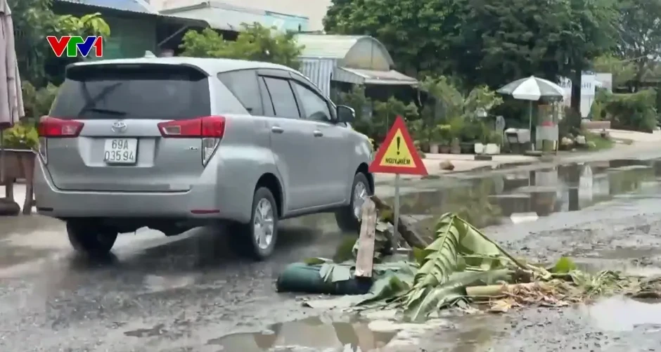 Mặt đường Vành đai 2 hư hỏng, người dân Cà Mau tự cắm biển cảnh báo nguy hiểm