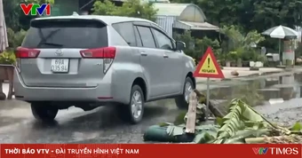 Mặt đường Vành đai 2 hư hỏng, người dân Cà Mau tự cắm biển cảnh báo nguy hiểm