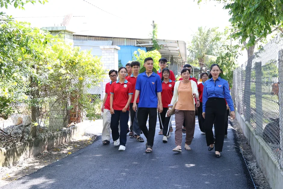 Màu áo xanh sưởi ấm lòng Mẹ Việt Nam Anh hùng Màu áo xanh sưởi ấm lòng Mẹ Việt Nam Anh hùng