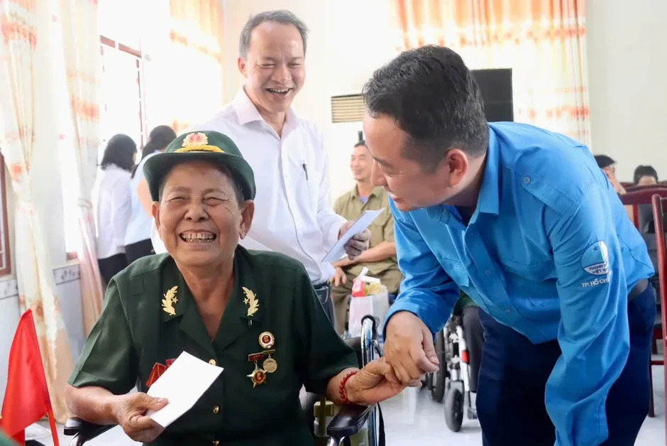 Màu áo xanh sưởi ấm lòng Mẹ Việt Nam Anh hùng Màu áo xanh sưởi ấm lòng Mẹ Việt Nam Anh hùng