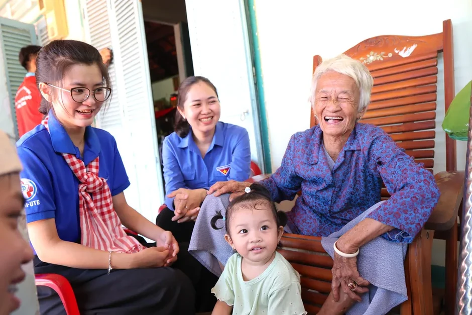 Màu áo xanh sưởi ấm lòng Mẹ Việt Nam Anh hùng Màu áo xanh sưởi ấm lòng Mẹ Việt Nam Anh hùng