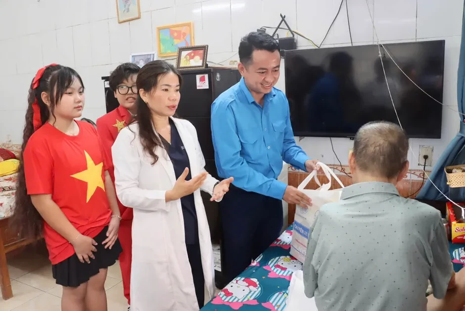 Màu áo xanh sưởi ấm lòng Mẹ Việt Nam Anh hùng Màu áo xanh sưởi ấm lòng Mẹ Việt Nam Anh hùng