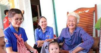 Màu áo xanh sưởi ấm lòng Mẹ Việt Nam Anh hùng
