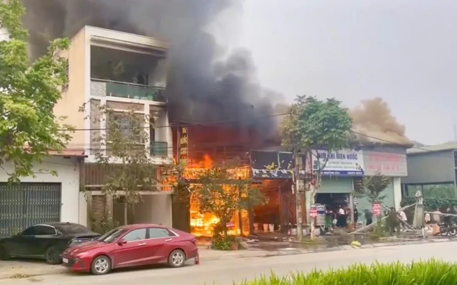 Mâu thuẫn sau ly hôn, người đàn ông chém người, đốt nhà hàng của vợ cũ Mâu thuẫn sau ly hôn, người đàn ông chém người, đốt nhà hàng của vợ cũ