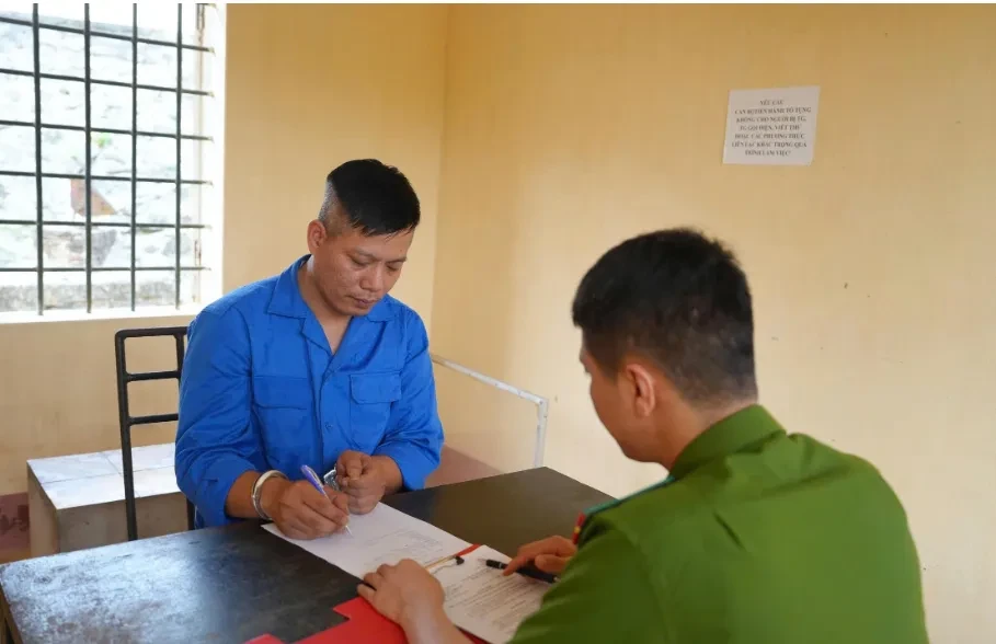 Mâu thuẫn sau ly hôn, người đàn ông chém người, đốt nhà hàng của vợ cũ Mâu thuẫn sau ly hôn, người đàn ông chém người, đốt nhà hàng của vợ cũ