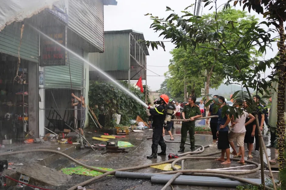 Mâu thuẫn sau ly hôn, người đàn ông chém người, đốt nhà hàng của vợ cũ Mâu thuẫn sau ly hôn, người đàn ông chém người, đốt nhà hàng của vợ cũ