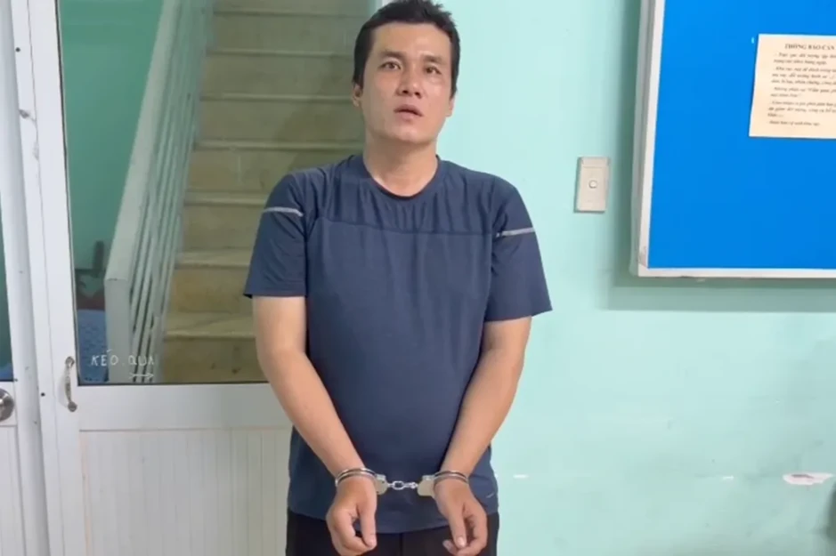 Mâu thuẫn sau va chạm, tài xế xe ôm rút gậy 3 khúc đánh tới tấp nam thanh niên Mâu thuẫn sau va chạm, tài xế xe ôm rút gậy 3 khúc đánh tới tấp nam thanh niên