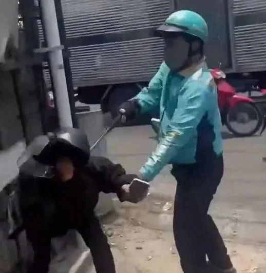 Mâu thuẫn sau va chạm, tài xế xe ôm rút gậy 3 khúc đánh tới tấp nam thanh niên Mâu thuẫn sau va chạm, tài xế xe ôm rút gậy 3 khúc đánh tới tấp nam thanh niên