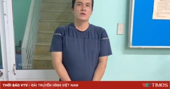 Mâu thuẫn sau va chạm, tài xế xe ôm rút gậy 3 khúc đánh tới tấp nam thanh niên