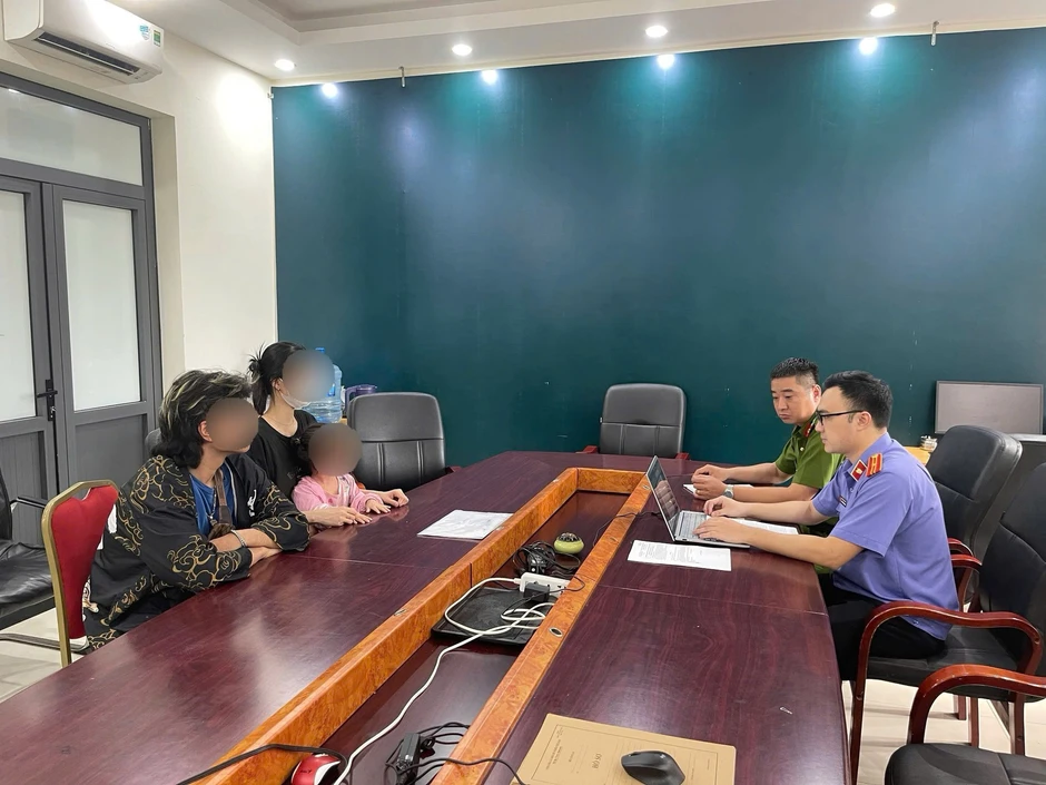 Mẹ đưa con gái đến quán bia tại Hà Nội lý giải thế nào về các vết thâm trên chân, nghi bị bạo hành? Mẹ đưa con gái đến quán bia tại Hà Nội lý giải thế nào về các vết thâm trên chân, nghi bị bạo hành?