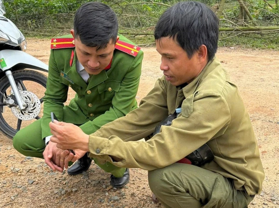 Mẹ mất tích, con trai dán thông báo lên xe máy rong ruổi tìm kiếm Mẹ mất tích, con trai dán thông báo lên xe máy rong ruổi tìm kiếm