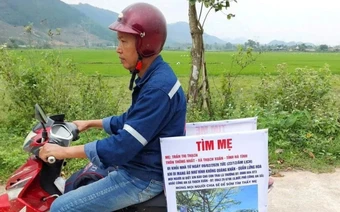 Mẹ mất tích, con trai dán thông báo lên xe máy rong ruổi tìm kiếm