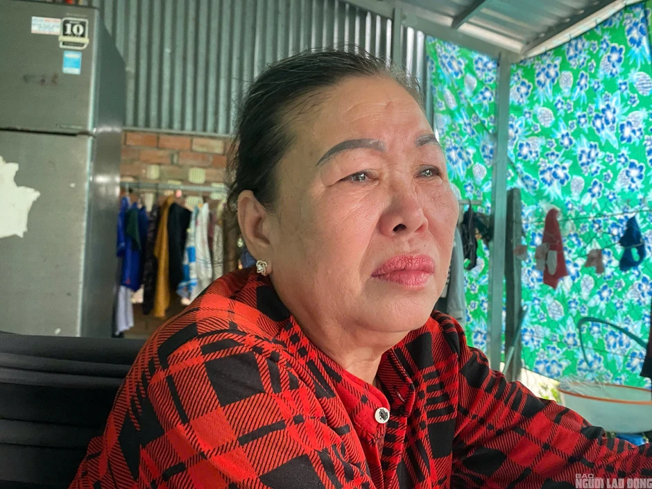 Mẹ nghi phạm trong vụ án sát hại 3 người ở Tây Ninh: “Giờ coi như mẹ con không còn gặp lại" Mẹ nghi phạm trong vụ án sát hại 3 người ở Tây Ninh: “Giờ coi như mẹ con không còn gặp lại"