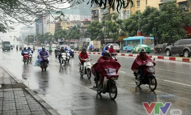 Miền Bắc sắp đón không khí lạnh gây mưa dông, miền Trung tiếp tục nắng nóng gay gắt