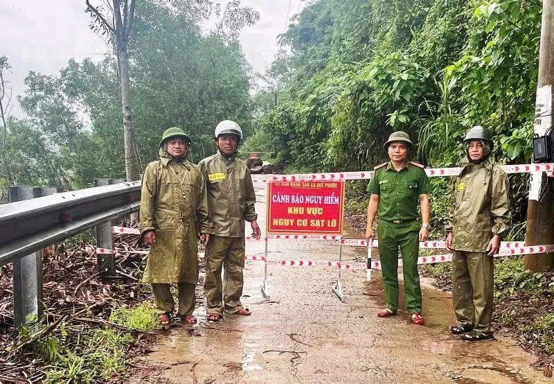 Miền núi Đà Nẵng mưa kéo dài, di dời dân khỏi vùng sạt lở Miền núi Đà Nẵng mưa kéo dài, di dời dân khỏi vùng sạt lở