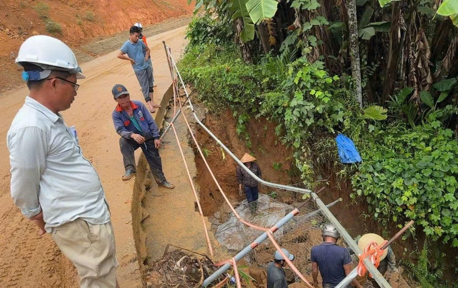 Miền núi Đà Nẵng mưa kéo dài, di dời dân khỏi vùng sạt lở Miền núi Đà Nẵng mưa kéo dài, di dời dân khỏi vùng sạt lở
