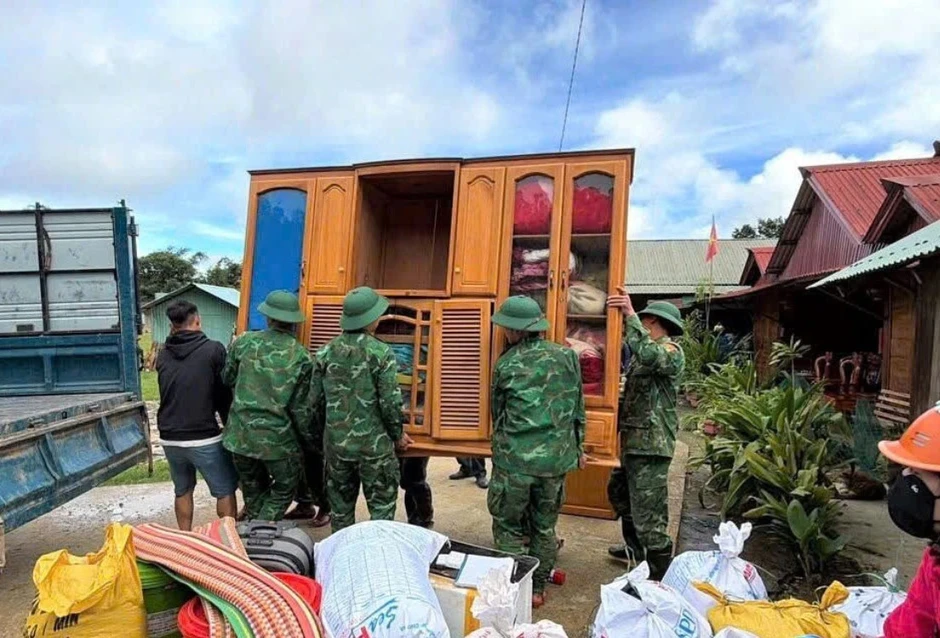 Miền núi Đà Nẵng mưa kéo dài, di dời dân khỏi vùng sạt lở Miền núi Đà Nẵng mưa kéo dài, di dời dân khỏi vùng sạt lở